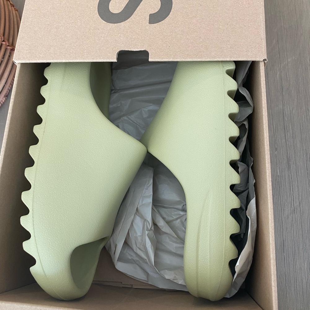 YEEZY SLIDES Resin 2022